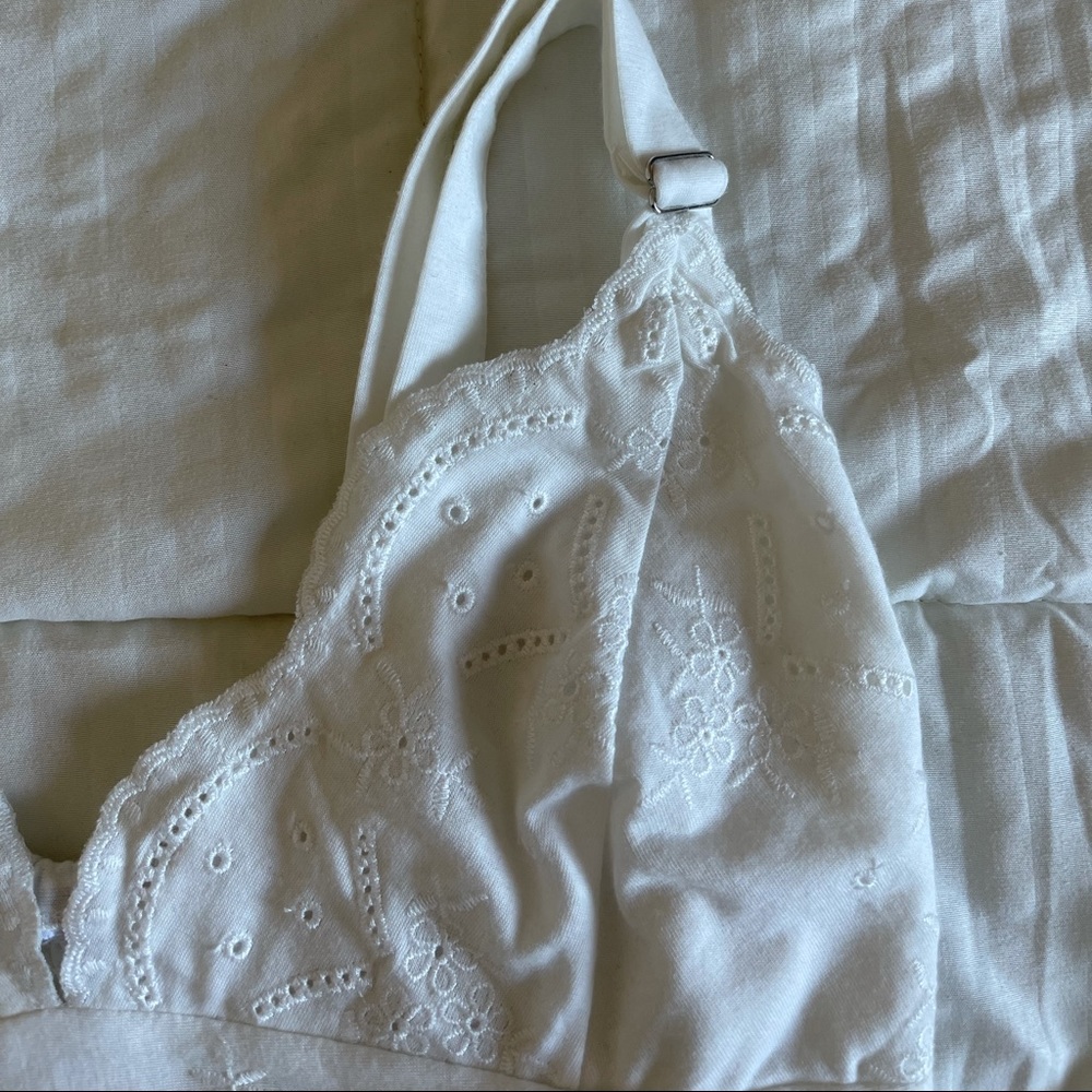 eyelet crop top - Picture 3 of 4